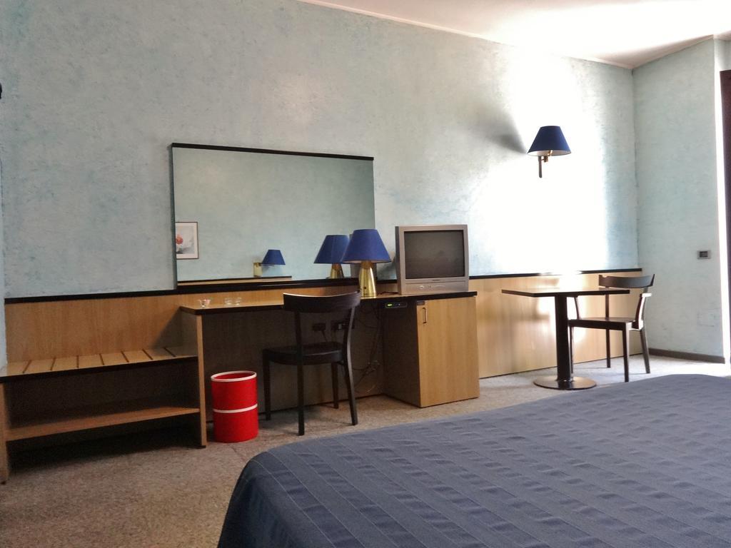 Hotel Longobardo Trezzo sull'Adda Luaran gambar