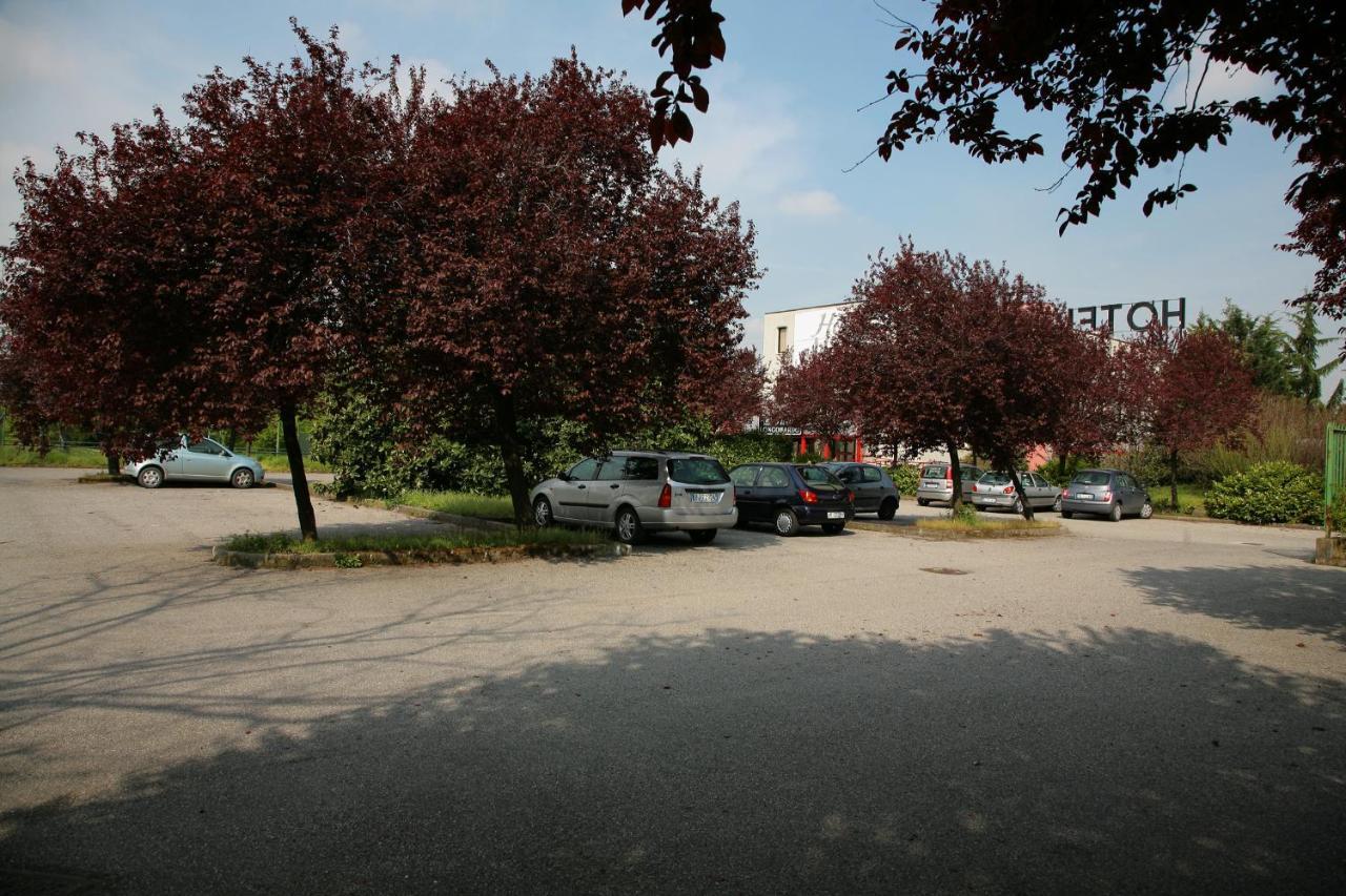 Hotel Longobardo Trezzo sull'Adda Luaran gambar